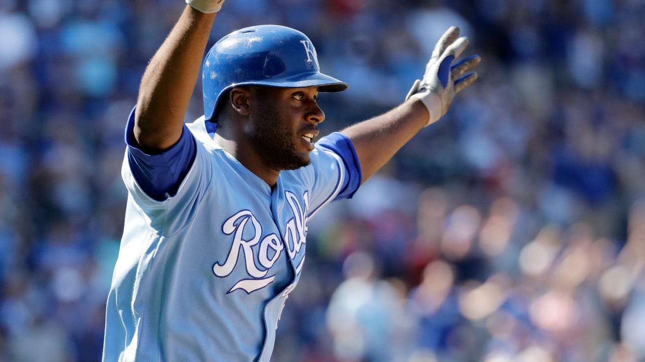Royals get fortunate break as sun aids 4-3 walk-off win over Rangers
